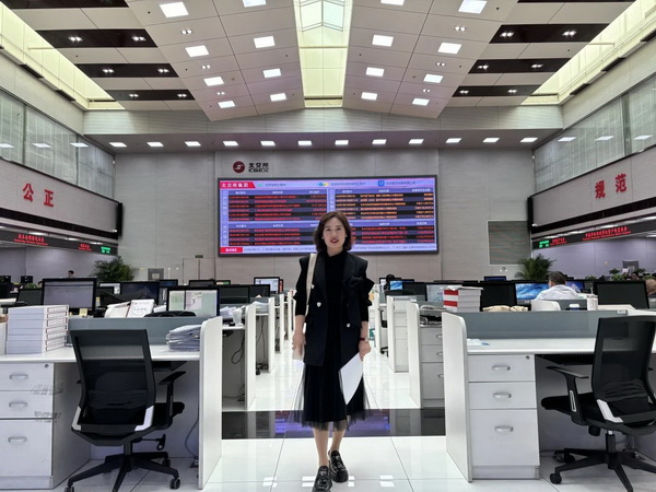 凹凸传奇董事长唐丽出席全国首批工程合作企业红木资产北交所挂牌启动会